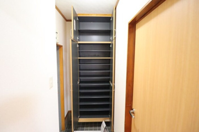 【玄関】 | エステートミライ | コンパクトなキッチンで掃除もラクラク