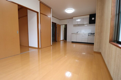 【居間・リビング】 | エステートミライ | 明るい玄関です