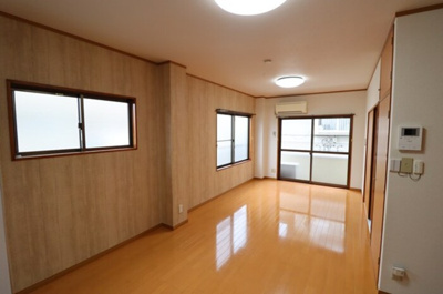 【居間・リビング】 | エステートミライ | ちょっとした収納スペースも充実しています