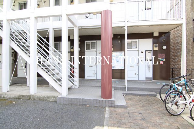 レオパレス中央のエントランス