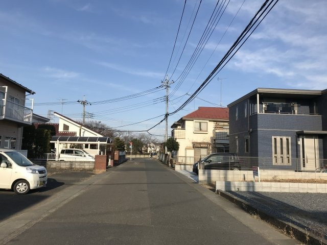 鴻巣市新宿２丁目の売地の前面道路含む現地写真|前面道路は幅員約6mで広々しています。物件は右側です。2020年12月27日 14:30頃撮影。