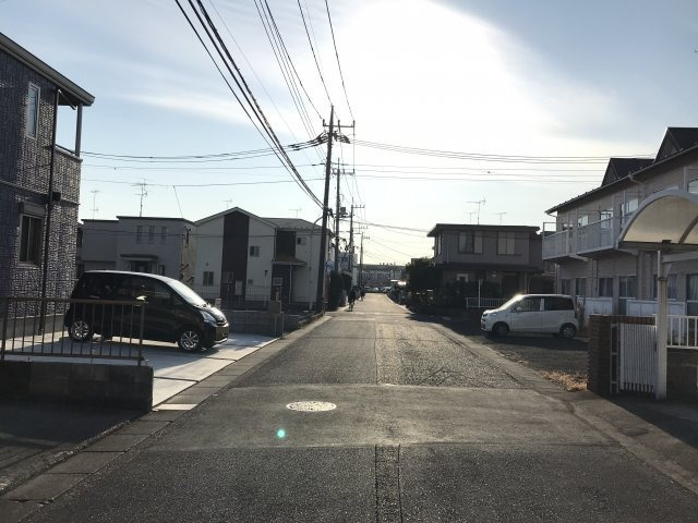 鴻巣市新宿２丁目の売地の前面道路含む現地写真|前面道路を反対側から撮影。物件は左側です。2020年12月27日 14:30頃撮影。