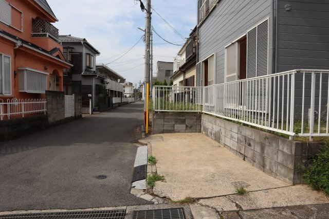 八千代市八千代台西１０丁目　中古戸建　内外装リニューアル住宅の駐車場|カースペース１台分あり
