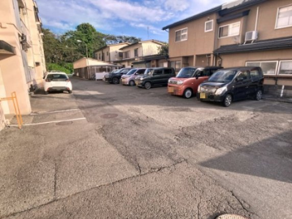 霞雅ビルBの駐車場