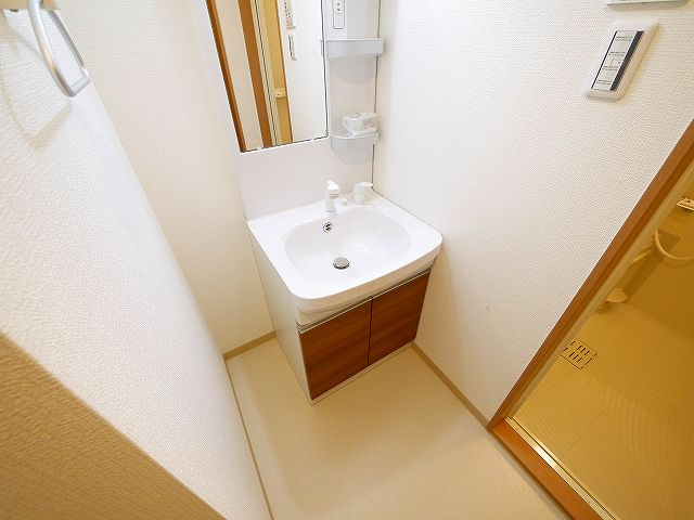 T・Kビル西大寺　NORTHの洗面所|コンパクトで使いやすい洗面所