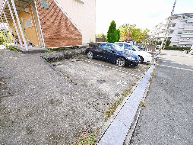 グランディーナ左京Vの駐車場