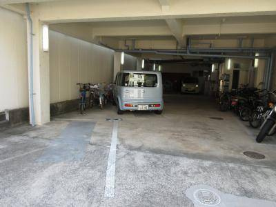 和プレジデント三条の駐車場