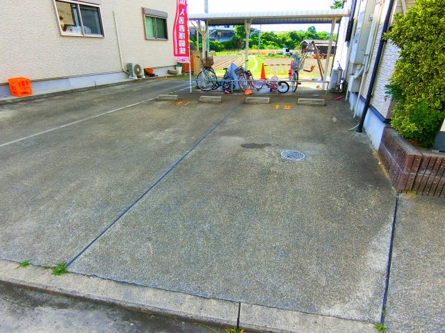 サンウエストⅡの駐車場