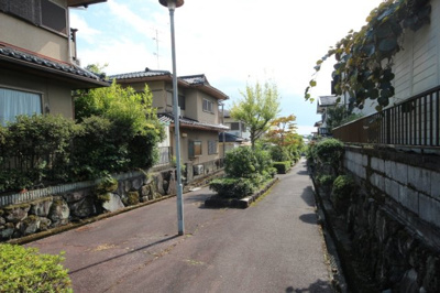 【周辺】 | 大津市水明1丁目29-5　上物付売土地 | 遊歩道、中央建物が取引物件です
