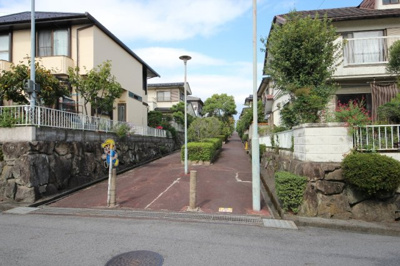 【周辺】 | 大津市水明1丁目29-5　上物付売土地 | 遊歩道入り口（南側）