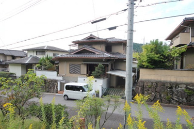 【外観】 | 大津市水明1丁目29-5　上物付売土地 | 公園から物件の眺め