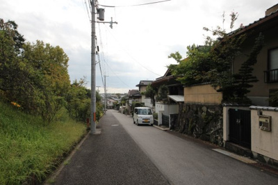 【前面道路含む現地写真】 | 大津市水明1丁目29-5　上物付売土地 | 北側から物件前面道路