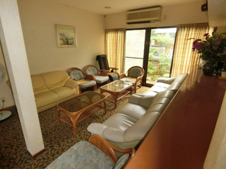 【エントランス】 | ウエイティングコーナーです。手前にはカウンターを設置しています。