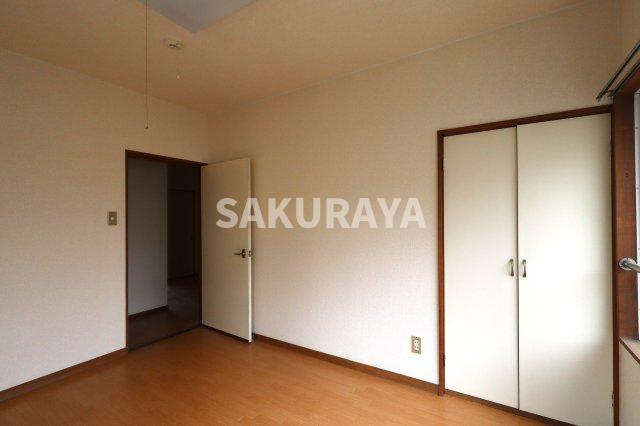 進峰マンションA棟の洋室|2024年10月撮影。