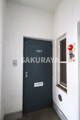 進峰マンションA棟の玄関|2024年10月撮影。