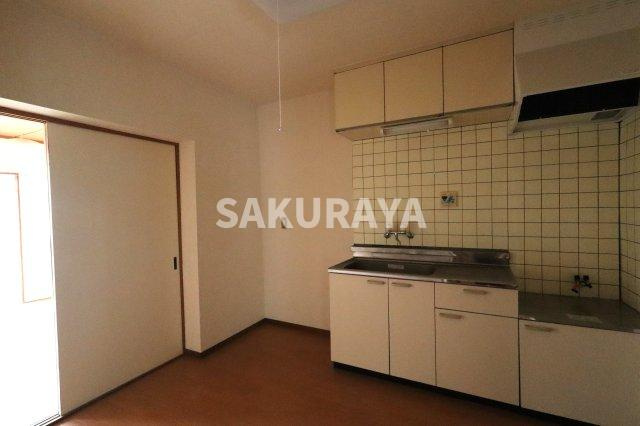 進峰マンションA棟の居間・リビング|2024年10月撮影。