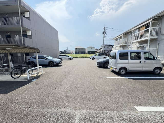 レジーナ上川原の駐車場