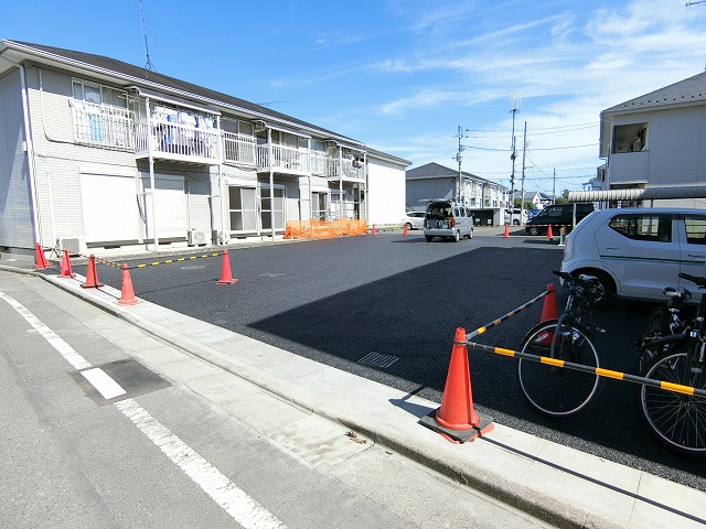 昭島市上川原町３丁目の賃貸マンションの駐車場