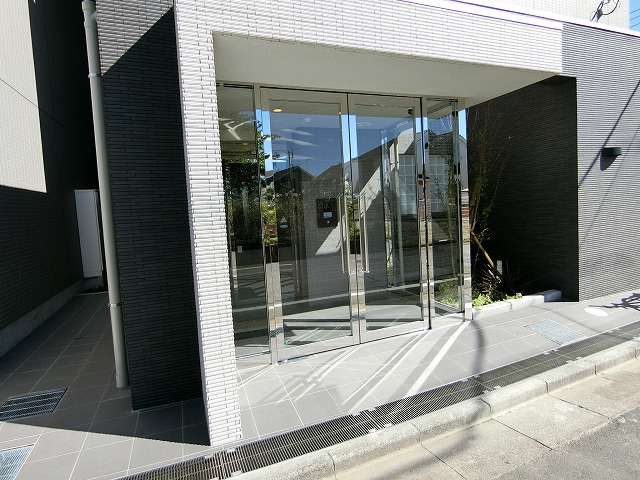 昭島市上川原町３丁目の賃貸マンションのエントランス