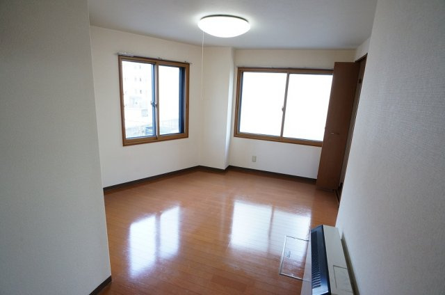 【洋室】 | サンハイツ | 二面採光で日当たり良好！