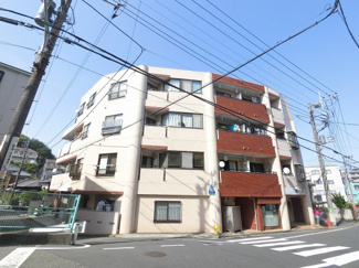 【外観】 | 京浜急行線「杉田」駅徒歩５分・ＪＲ京浜東北線「新杉田」駅徒歩１３分。平坦なエリアなので交通利便性良好です。