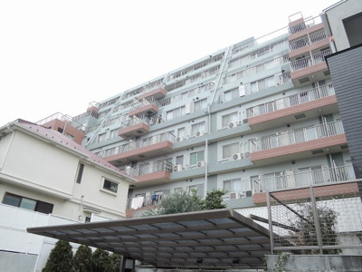 【外観】 | ガーデンホーム東寺尾ヒルズ | 足音等階下の心配のない1階角部屋住居！専用庭付の為開放感がございます！令和元年10月リフォーム！匂いが居室につきにくい独立キッチン採用！収納がたっぷりのWIC設置♪
