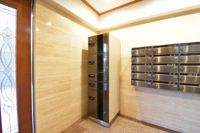 【その他共用部分】 | ラミアール南軽井沢 | 不在の時には嬉しい宅配ボックスがあります。