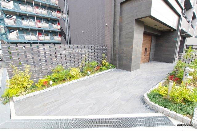 レジュールアッシュザ・パークフロント 　仲介手数料無料のエントランス