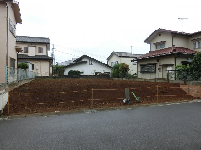習志野市藤崎４丁目　売地　建築条件なし　約７０坪の整形地　更地の前面道路含む現地写真|約５．２ｍ公道面