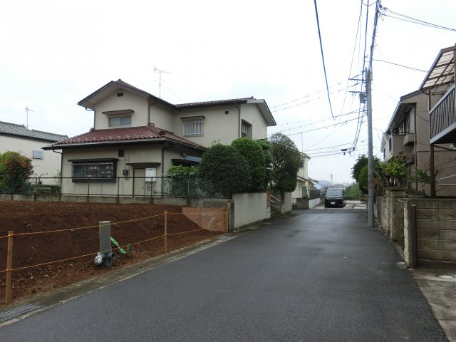 習志野市藤崎４丁目　売地　建築条件なし　約７０坪の整形地　更地の前面道路含む現地写真|約５．２ｍ公道面