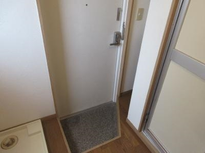 REVERY朱雀（リバリー朱雀）の玄関