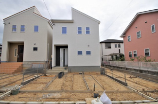 【外観パース】 | ２号棟　現地（2019年10月）撮影
外観完成しました！
土地面積126.48㎡　建物面積112.62㎡
駐車並列2台可能！