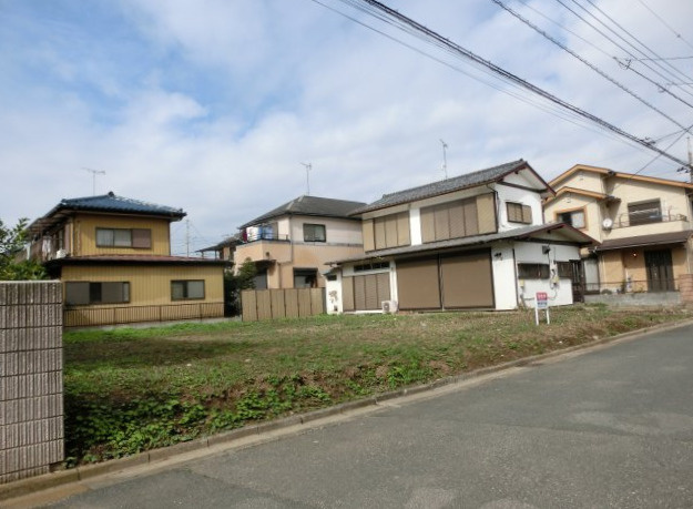 鴻巣市松原１丁目の売地の外観|接道する東側の道路から撮影した外観の写真です。建物があるところが物件となります。（2019年10月17日 10:30頃撮影。）