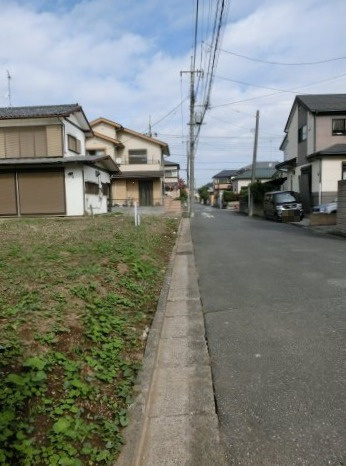 鴻巣市松原１丁目の売地の前面道路含む現地写真|接道する東側道路を南側から撮影。物件は西側です。（2019年10月17日 10:30頃撮影。）