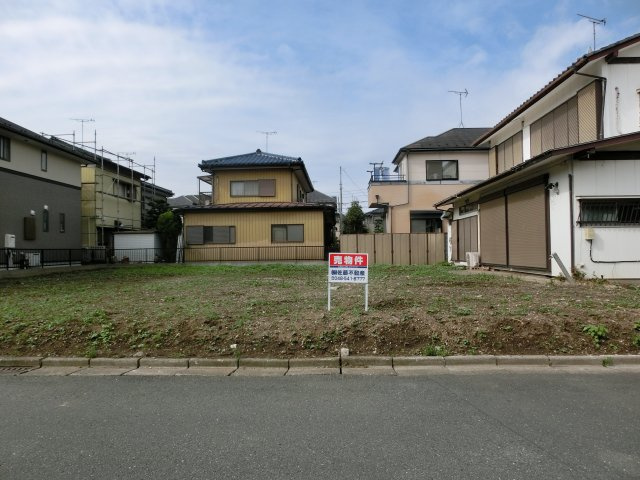 鴻巣市松原１丁目の売地の外観|接道する東側の道路から撮影した外観の写真です。向かって左側が物件です。（2019年10月17日 10:30頃撮影。）