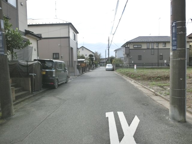 鴻巣市松原１丁目の売地の前面道路含む現地写真|接道する東側道路を北側から撮影。物件は東側です。（2019年10月17日 10:30頃撮影。）