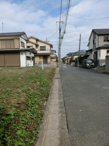 鴻巣市松原１丁目の売地の前面道路含む現地写真|接道する東側道路を南側から撮影。物件は西側です。（2019年10月17日 10:30頃撮影。）