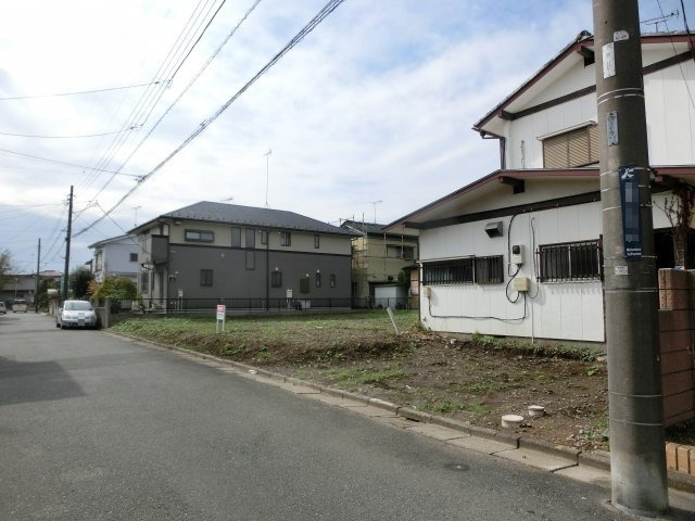 鴻巣市松原１丁目の売地の外観|接道する東側道路の北側から物件に向かって斜めに撮影。（2019年10月17日 10:30頃撮影。）
