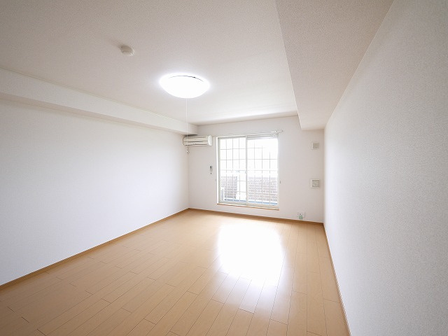 フローレンス　四条大路の居間・リビング|こちらのリビングで趣味の時間をお楽しみください