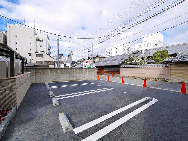 ロビン雅の駐車場|車をお持ちの方に嬉しい駐車場付きの物件です
