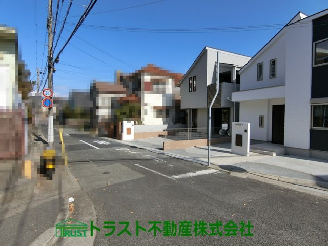 神戸市垂水区神陵台7丁目-1号地　新築戸建の前面道路含む現地写真