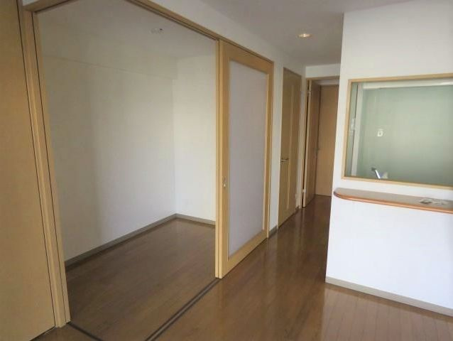 【居間・リビング】 | D-Style府内 | 寝室としても使えるサービスルーム付き！前面スライド扉がありプライバシー配慮設計！（同間取りの写真です）