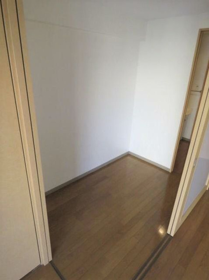 【居間・リビング】 | D-Style府内 | ベットがすっぽり入る大きさです♪前面スライド扉がありプライバシー配慮設計！（同間取りの写真です）