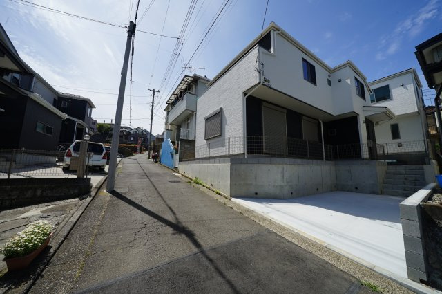 保土ヶ谷区鎌谷町　全２棟新築戸建ての前面道路含む現地写真