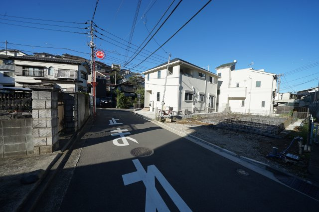 保土ヶ谷区鎌谷町　新築戸建の前面道路含む現地写真