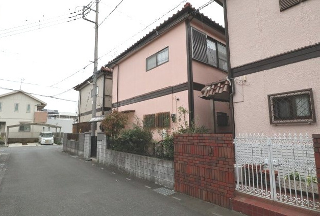 鴻巣市愛の町の売地の外観|物件を接道する道路から撮影した写真です。建物が建っていますが更地渡しとなります。（2019年10月17日14:30頃撮影）