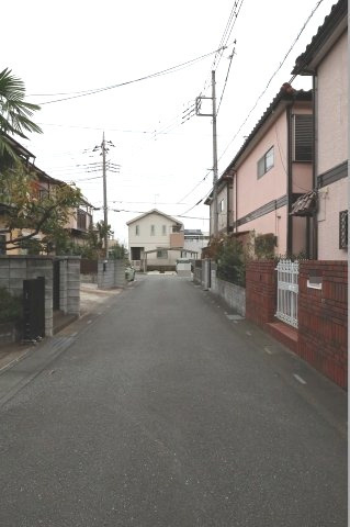 鴻巣市愛の町の売地の前面道路含む現地写真|接道する道路の写真です。物件は右側になります。（2019年10月17日14:30頃撮影）