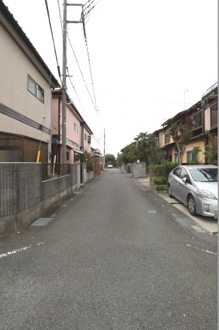 鴻巣市愛の町の売地の前面道路含む現地写真|接道する道路の写真です。物件は左側になります。（2019年10月17日14:30頃撮影）