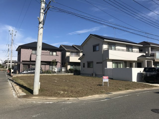 鴻巣市愛の町の売地の外観|南側の道路からの外観写真の別角度からの撮影。2019年10月26日 10:45頃。