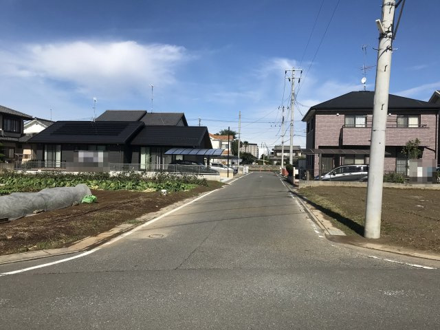 鴻巣市愛の町の売地の前面道路含む現地写真|西側の接道する道路を南側から撮影。物件は右側です。2019年10月26日 10:45頃撮影。